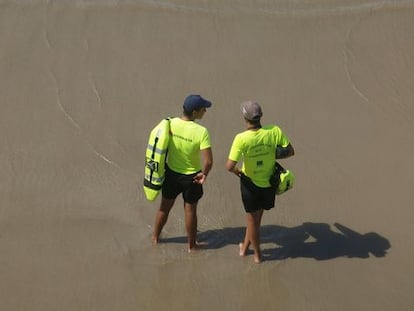 Socorristas en una playa del Ayuntamiento de Barreiros. / ANXO IGLESIAS