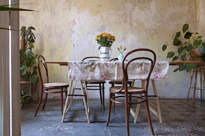 En el comedor, las sillas son unas Thonet restauradas, la mesa fue rescatada de la calle y los jarrones son obra de María Rosenfeldt.<br><br>Y acorde con esa búsqueda de la sencillez, los elementos decorativos son pocos y casi invisibles. <i>“Unos muebles diseñados por nosotros y alguno de segunda mano que conceden descanso visual”</i>, dice Gobbino Ciszak. Una filosofía que se corresponde con el espíritu sostenible de Ciszak Dalmas. <i>“En esta casa, al igual que en nuestros proyectos, intentamos ser coherentes y sacar mucho partido a pocas cosas”</i>.<br>