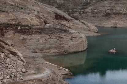 El embalse de La Baells en las inmediaciones de Berga (Barcelona) se encuentra al 41% de su capacidad por la sequía que afecta Cataluña.