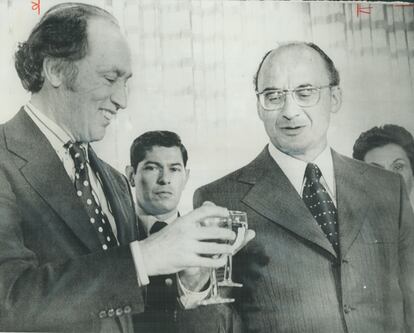 Echeverría y el entonces primer ministro de Canadá, Pierre Trudeau, brindan en un almuerzo en Ciudad de México, en enero de 1976. Durante este encuentro, los mandatarios abordaron tema del uso pacífico de la energía atómica y una distribución más equitativa de la riqueza mundial.