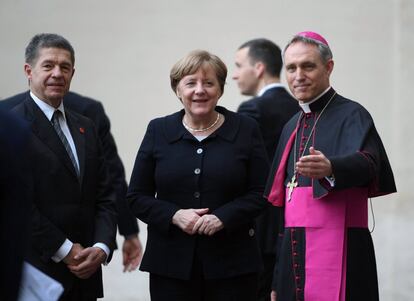 Como hace tres años, cuando visitó la sede del Parlamento Europeo en Estrasburgo, Francisco urgió a Europa a "encontrar nuevos caminos", a "apostar por el futuro", a desarrollar un "nuevo humanismo" y a no perder la memoria. En la imagen, el arzobispo Georg Ganswein (d) recibe a la canciller alemana, Angela Merkel (c), y a su marido, Joachim Sauer (i).