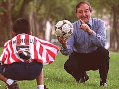Iñaki Anasagasti en Bilbao, jugando al fútbol con su hijo Iker.