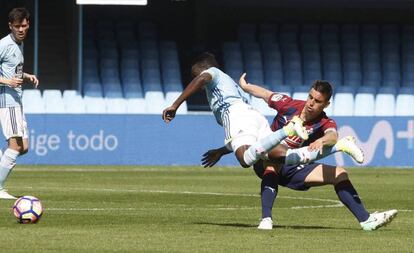 Dani García, centrocampista el Eibar, derriba a Pione Sisto.