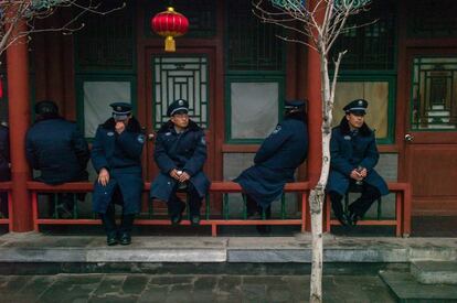 Guardias de seguridad se toman un descanso en el templo Baiyunguan durante las celebraciones del Año Nuevo chino, en Pekín.