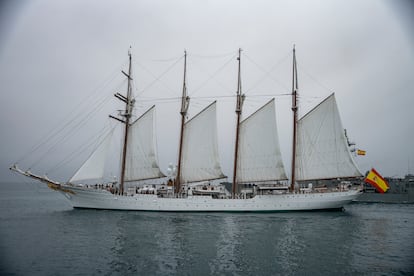 Vista del Buque Escuela Juan Sebastián de Elcano, desde Cádiz.