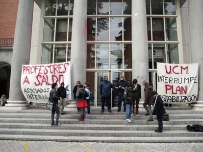 Pancarta por el encierro de 40 profesores interinos en la Complutense en diciembre de 2013.