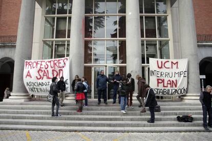 Pancarta por el encierro de 40 profesores interinos en la Complutense en diciembre de 2013.