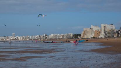 Kit surf en la playa de La Baule.