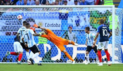 Benjamin Pavard celebra el gol del empate frente a Argentina (2-2).