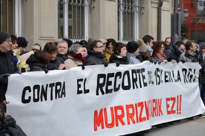 Concentración de proetsta ante el Parlamento vasco por la subida mínima de la RGI.