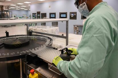 Un técnico de laboratorio prepara los viales de las vacunas de AstraZeneca en la fábrica de la multinacional en Catalent (Italia).