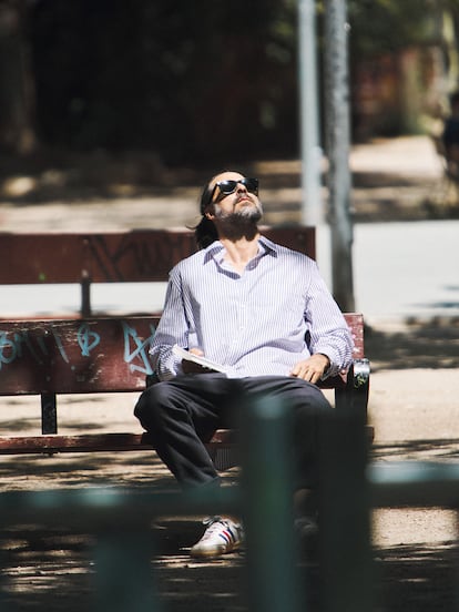 Hugo Silva al sol con camisa de Louis Vuitton.