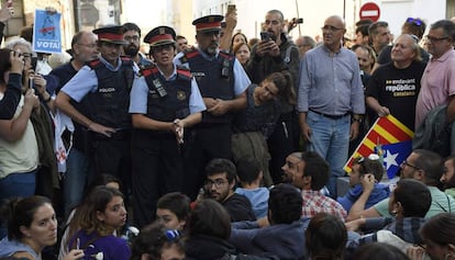 Mossos dialogan con manifestantes a las puertas de Unipost en Terrassa 