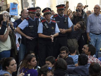 Catalan police speaking with protestors in the city of Terrassa