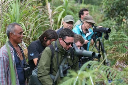 Jos&eacute; Luis Copete, en e centro, en una observaci&oacute;n de aves en Filipinas