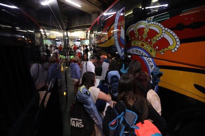 Un grupo de jóvenes comienzan a meter las maletas en el autobús.