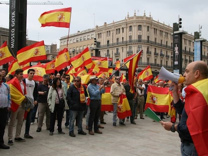 Concentraci&oacute;n frente al Ayuntamiento de Zaragoza en contra del refer&eacute;ndum catal&aacute;n.