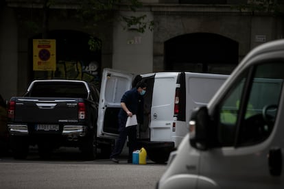 Furgonetas mal aparcadas, realizando carga y descarga, en Diputació con Rambla Cataluña.