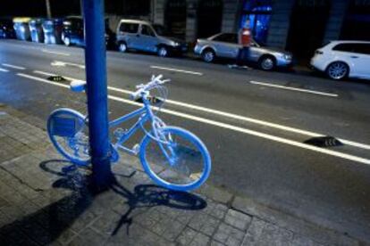 Una bicicleta blanca recuerda a la última ciclista muerta en accidente.