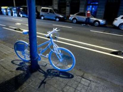 Una bicicleta blanca recuerda a la última ciclista muerta en accidente.