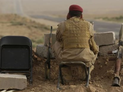 Un &#039;peshmerga&#039; vigila su puesto de los yihadistas del EI.