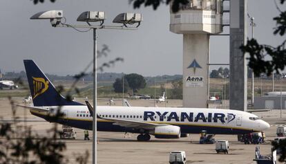 Un avi&oacute; de la companyia Ryanair a l&#039;aeroport de Girona.