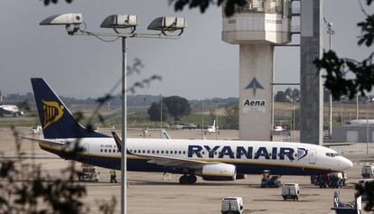 Un avió de la companyia Ryanair a l'aeroport de Girona.