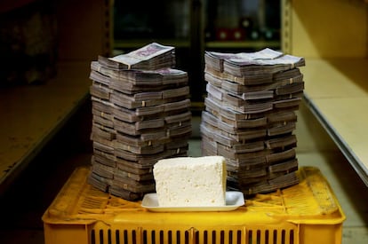 En 2007 el entonces presidente Hugo Chávez anunció medidas para quitar tres ceros al bolívar, pero entonces el Gobierno dio varios meses de margen para adecuarse al nuevo cono monetario. en la imagen, un kilogramo de queso con dos torres de billetes que suman 7.500.000 bolívares, su precio equivalente a 1,14 dólares.