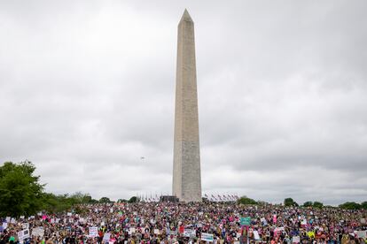 Miles se organizaron a los pies del obelisco en memoria a Washington, frente a la Casa Blanca, y en torno a una enorme pancarta rosa sostenida por decenas de voluntarios, hombres y mujeres, con la siguiente inscripción: “Nuestros cuerpos. Nuestros futuros, Nuestros abortos”.