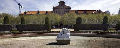 Estado en el que se encuentra por la sequa el estanque situado en el parque de la Ciutadella, frente al Parlament de Catalu?a.