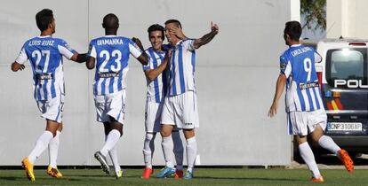 Alberto Martín recibe la felicitación de sus compañeros tras marcar el primer gol del encuentro en el campo del Leganés. 