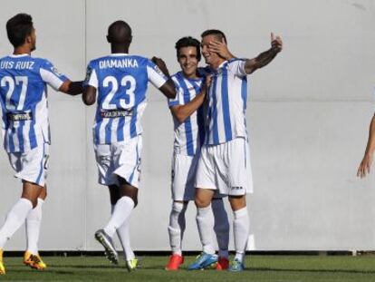 Alberto Martín recibe la felicitación de sus compañeros tras marcar el primer gol del encuentro en el campo del Leganés. 