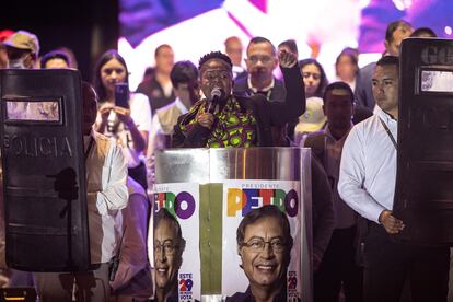 Francia Marquez, candidata a la vicepresidencia de Colombia, por el movimiento Pacto Historico, habla durante su cierre de campaña en Bogotá.