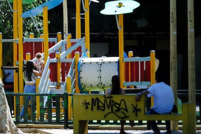 Ambiente en un parque infantil de Sevilla.