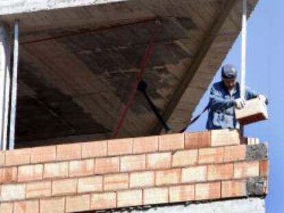 Un obrero trabaja en la construcci&oacute;n de una vivienda. EFE/Archivo