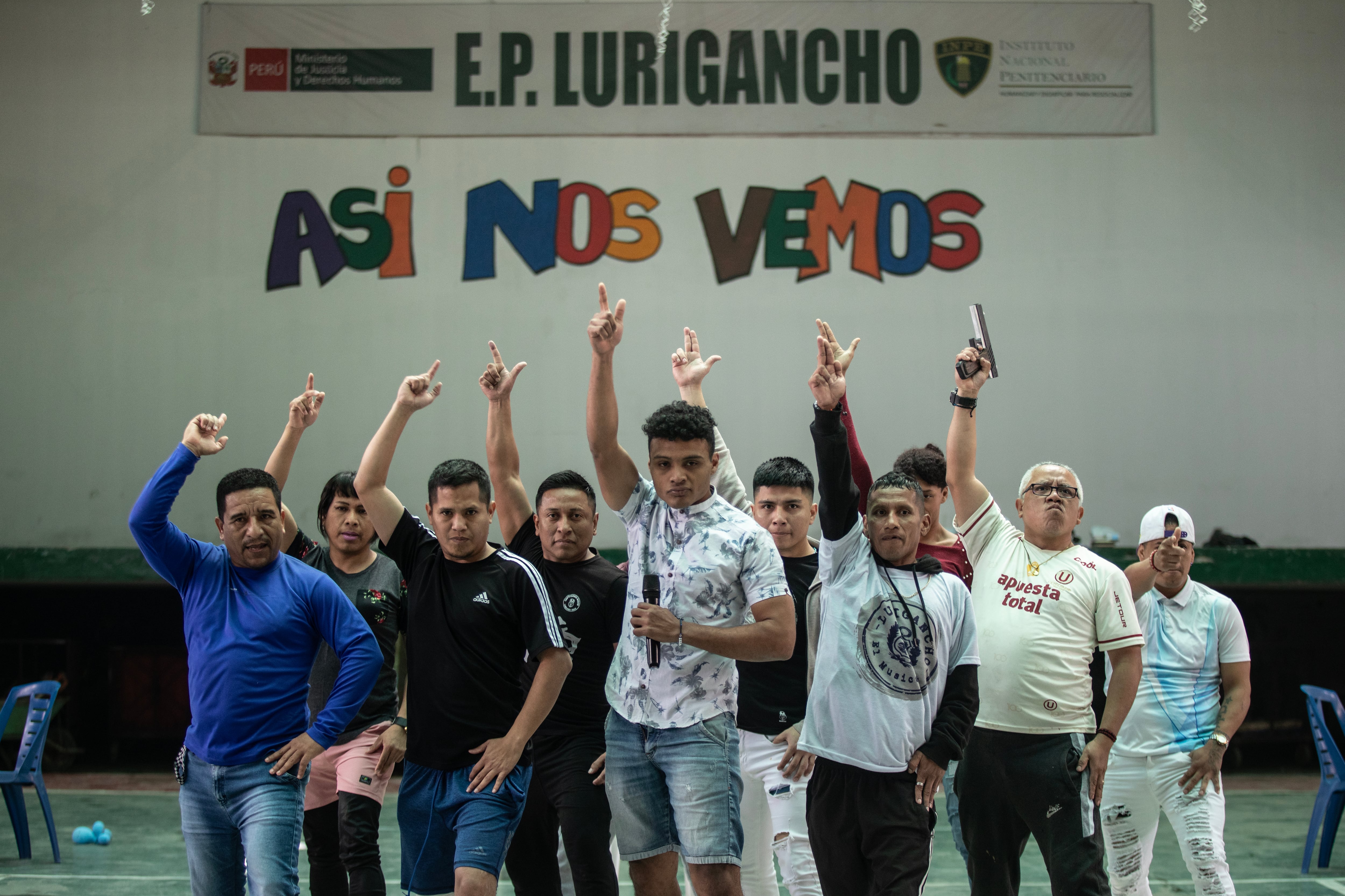 Arturo Moreno Miño (centro), protagonista del musical, ensaya junto a otros integrantes del elenco.