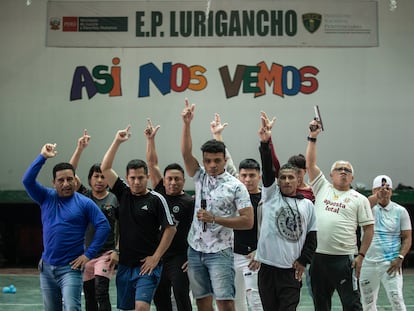 Arturo Moreno Miño (centro), protagonista del musical, ensaya junto a otros integrantes del elenco.