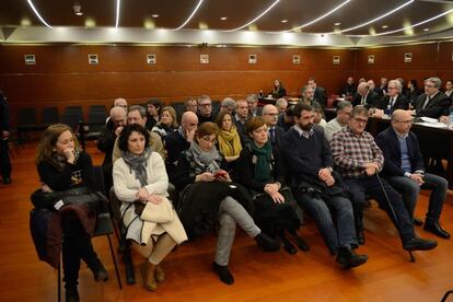 Los acusados del &#039;caso De Miguel&#039; al inicio del juicio por la presunta trama de cobro de comisiones ilegales.