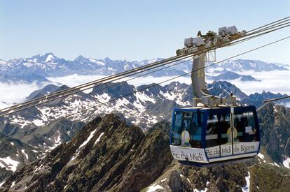 Desde el observatorio de la cumbre del Pic du Midi, a 2.877 metros de altitud, se disfruta de una de las mejores panorámicas de los Pirineos, con el glaciar Vignemale al frente. Desde 1878 en su cima hay un observatorio astronómico en el que se organizan visitas guiadas y actividades astronómicas. Para los visitantes, el viaje hacia el firmamento comienza a 1.800 metros de altitud, en la estación de esquí de La Mongie, al pie del Tourmalet, donde parte un telecabina de amplios ventanales que asciende en 15 minutos hasta la cumbre del pico.