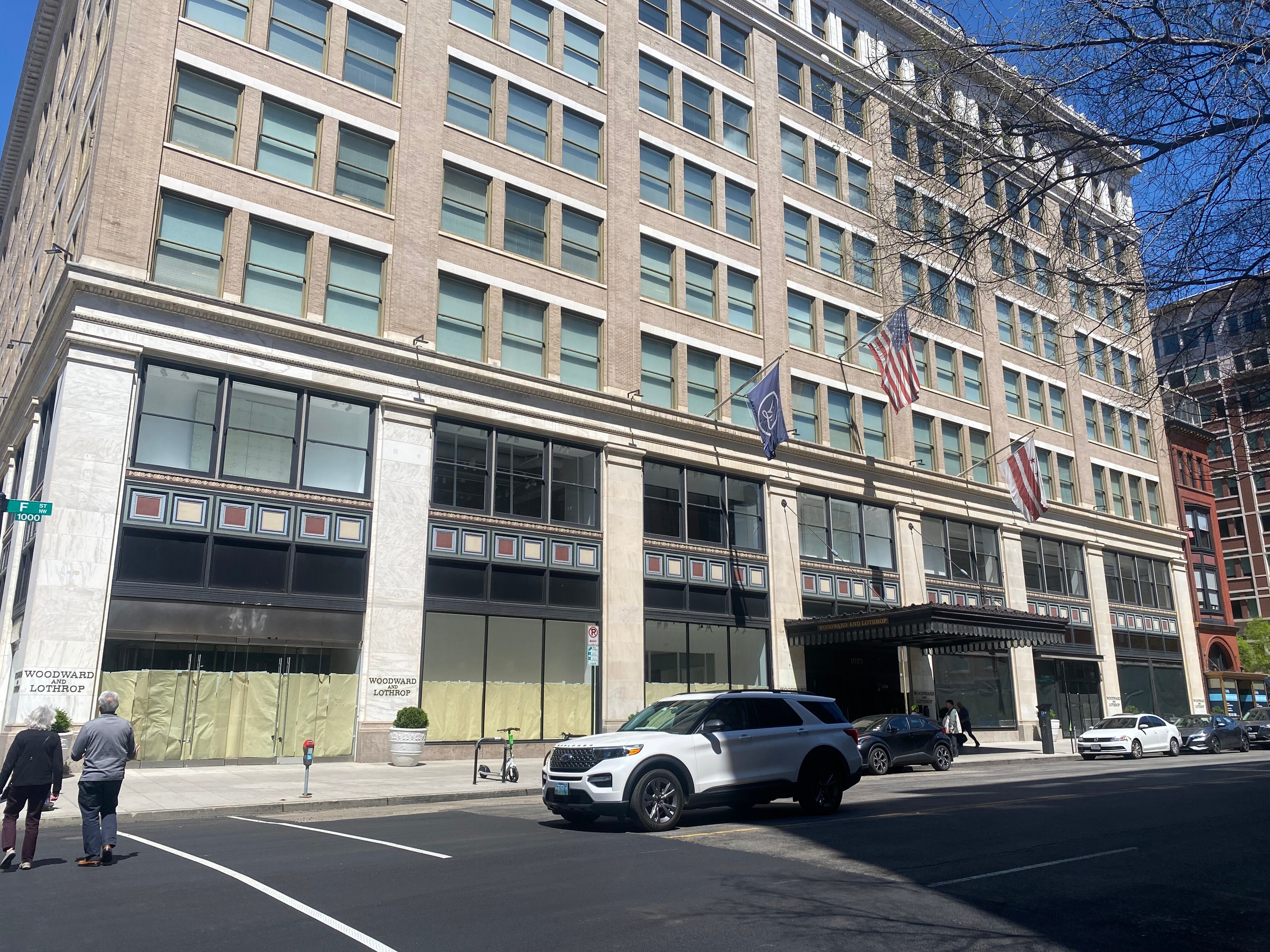 El edificio Woodward & Lothrop, donde estaban las tiendas de H&M (a la izquierda) y Zara (a la derecha, con los escaparates tapados con papel negro).