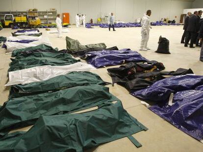 Morgue improvisada en el aeropuerto de Lampedusa con los cuerpos de los inmigrantes.