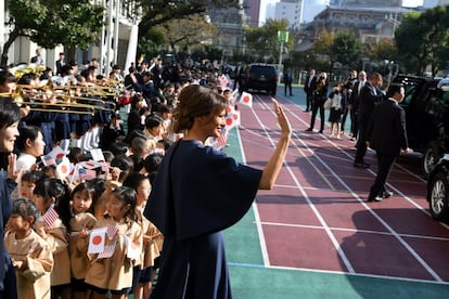 Melania Trump, saluda al público tras su visita a un colegio en Tokio.