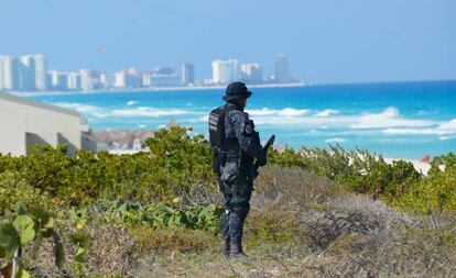 Un agente de la Gendarmería vigila las inmediaciones de la zona hotelera de Cancún