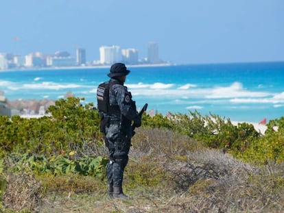 Um policial vigia os arredores da zona hoteleira de Cancun.