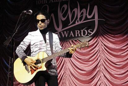 El músico Prince actuó ayer en la ceremonia de entrega de los Webby Awards, y en sus cinco palabras de agradecimiento que se permiten a los premiados dijo &#39;Todo lo que piensas es verdad".