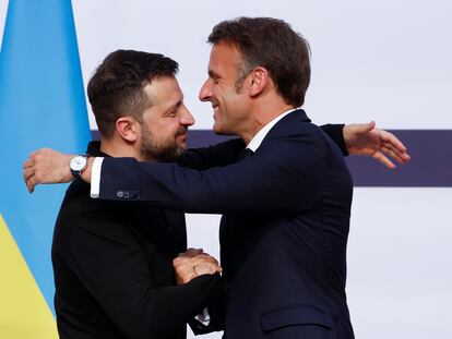 Macron y Zelenski se abrazan durante una rueda de prensa en el Elíseo, este viernes en París.