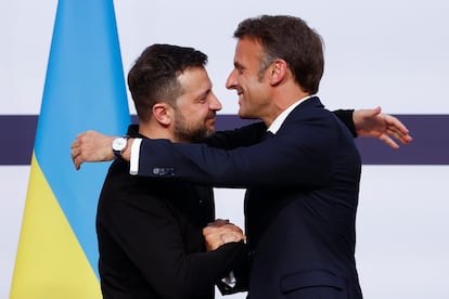 Macron y Zelenski se abrazan durante una rueda de prensa en el Elíseo, este viernes en París.