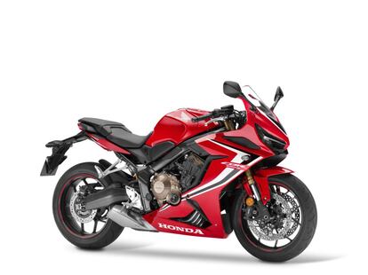 Desde hace cuatro años y hasta ahora la gama media entre las deportivas racionales de Honda la representaba la CBR650F. Pero en 2019 la marca japonesa va a reemplazarla por la 650R, que mantiene su concepto pero trabaja un poco más su deportividad. Hereda un carenado con rasgos identificables con la poderosa CBR1000RR, mientras que la estructura del bastidor y del subchasis es más ligera. Incorpora una horquilla delantera invertida Showa SFF de 41 mm, pinzas de freno de cuatro pistones con discos de 310 mm y aumenta un 5% su potencia para llegar hasta los 93,8 CV.