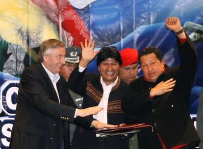 El presidente argentino, Néstor Kirchner (izquierda), con sus homólogos de Bolivia y Venezuela, Evo Morales y Hugo Chávez, en Tarija.