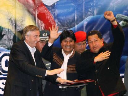 El presidente argentino, Néstor Kirchner (izquierda), con sus homólogos de Bolivia y Venezuela, Evo Morales y Hugo Chávez, en Tarija.
